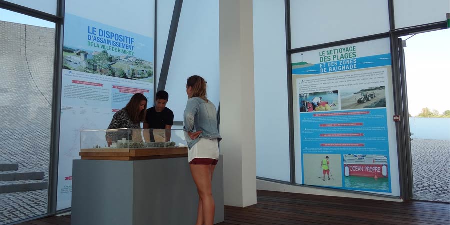 Exposition sur la qualité des eaux de baignade dans le kiosque de la Cité de l'Océan