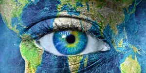 Planète Terre et oeil bleu humain