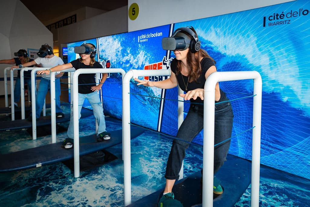 Simulation de surf en réalité virtuelle avec sensations physiques en 5D