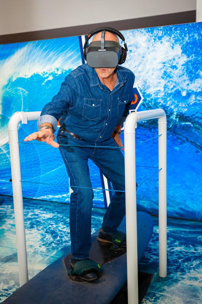Plongée immersive dans l’univers du surf sur la mythique vague de Teahupo’o