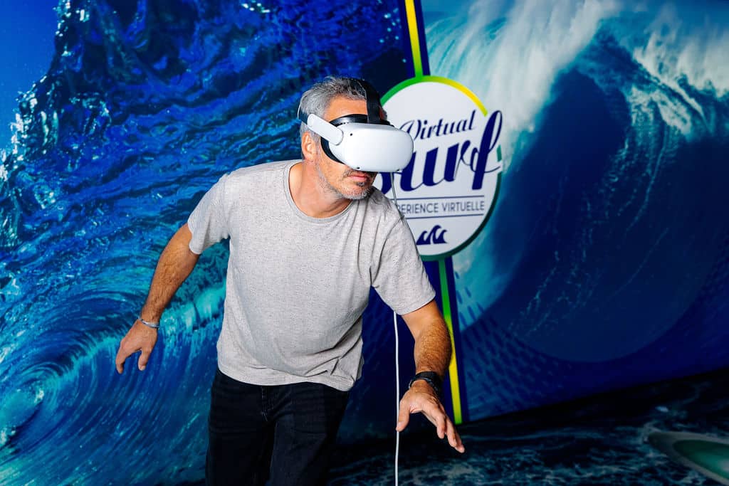 Expérience de surf en réalité virtuelle avec sensation de glisse