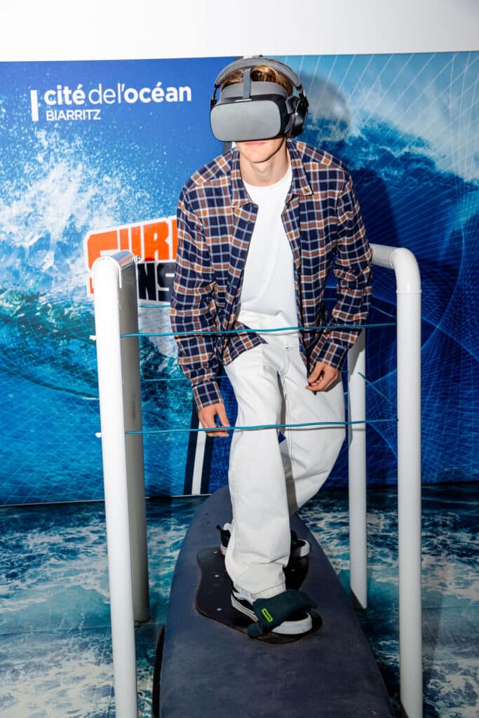 Virtual reality surf simulation with 5D physical sensations